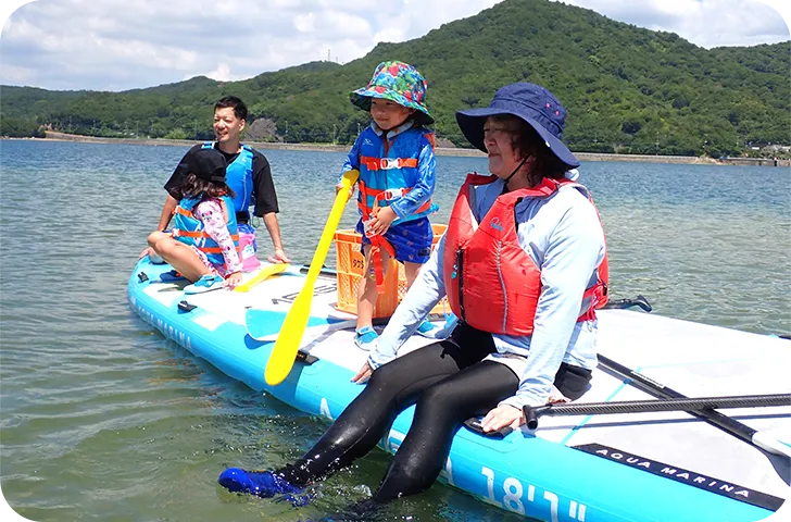 のんびり座って足を海に入れてみよう。