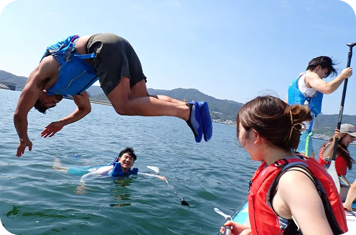 思い切って海へジャンプ！