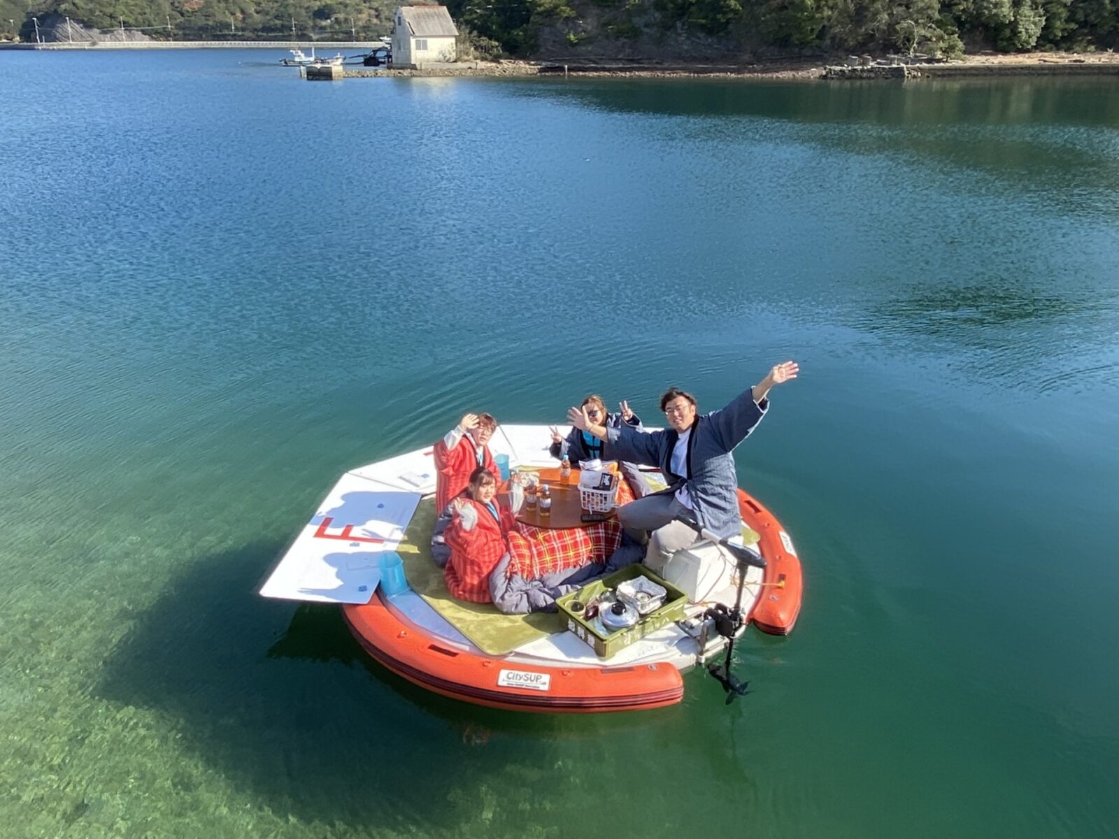 日本で唯一の体験！！海に浮かぶこたつ？